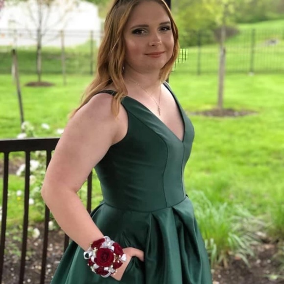 Emerald green prom dress - Picture 2 of 2